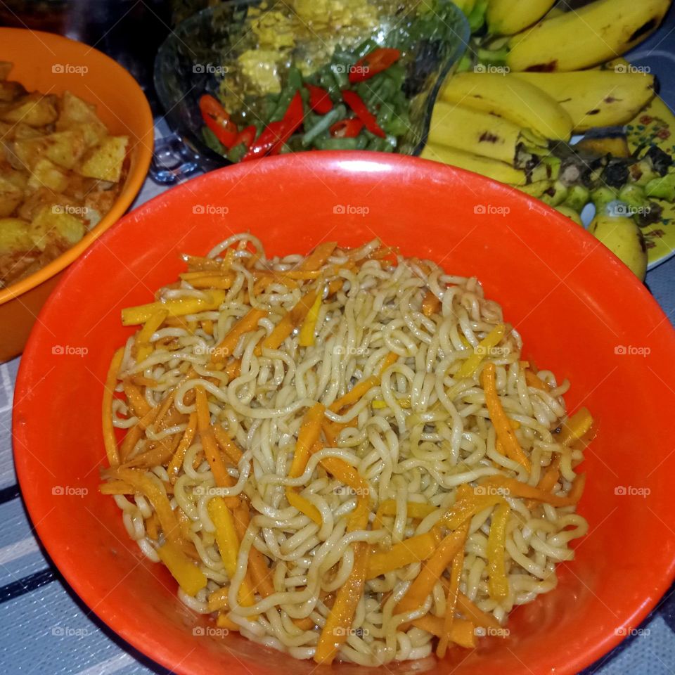 Noodles and carrot slices with spicy seasoning