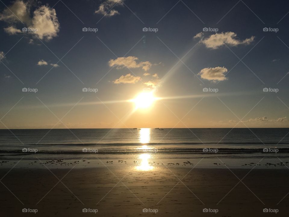 Summer things: watching the sun rise on the beach, refreshing life and admiring nature (here: Fortaleza, Brazil). / Coisas do verão: ver o sol nascer na praia, refrescando a vida e admirando a natureza (aqui: Fortaleza, Brasil).