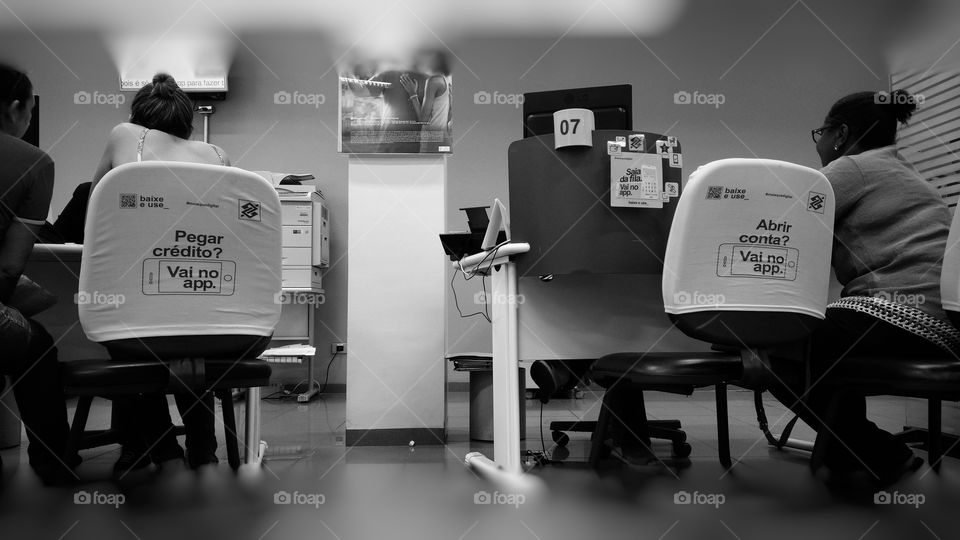 Pessoas em atendimento vip comercial. Agencia, conforto, sala, gerenciamento, contas...