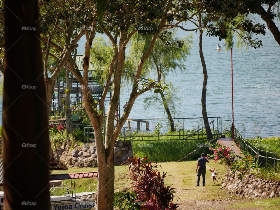 Playing with the dog un Yojoa's Lake