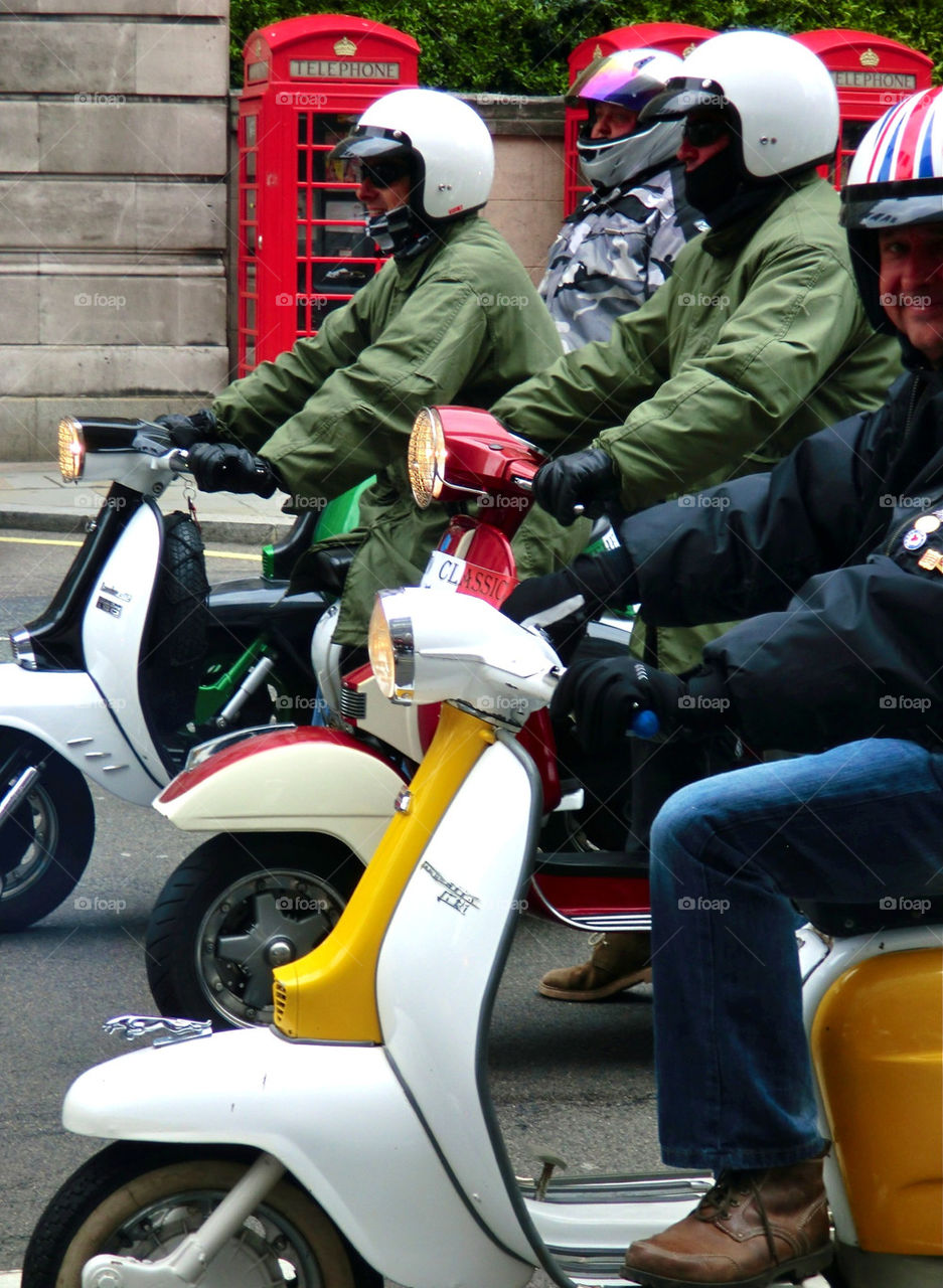 A SCOOTER CLUB IN LONDON ON A SUNDAYTRIP