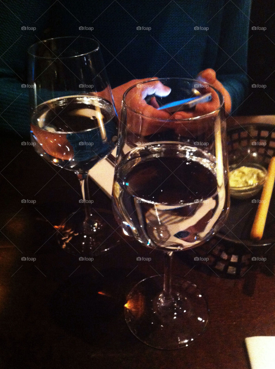 cellphone chatt wait dinner by Titania