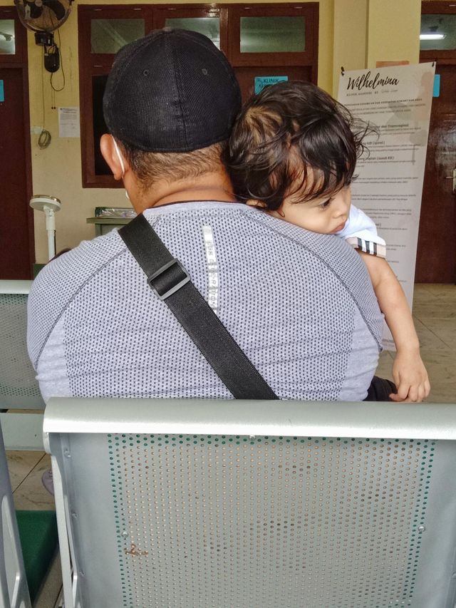 Father is the place where his little daughter can lean on.