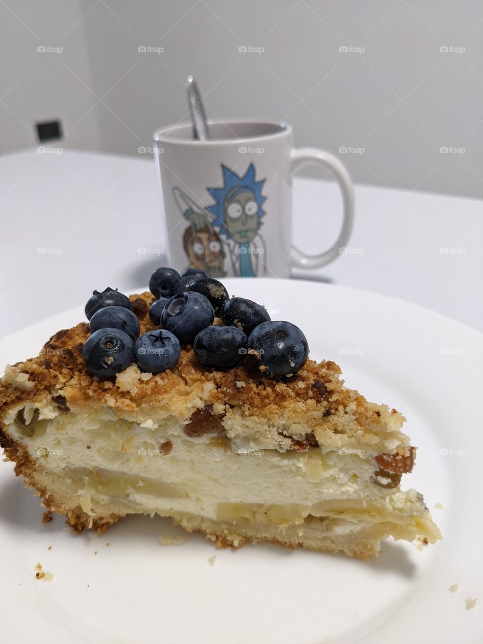 Blueberry cheesecake with tea