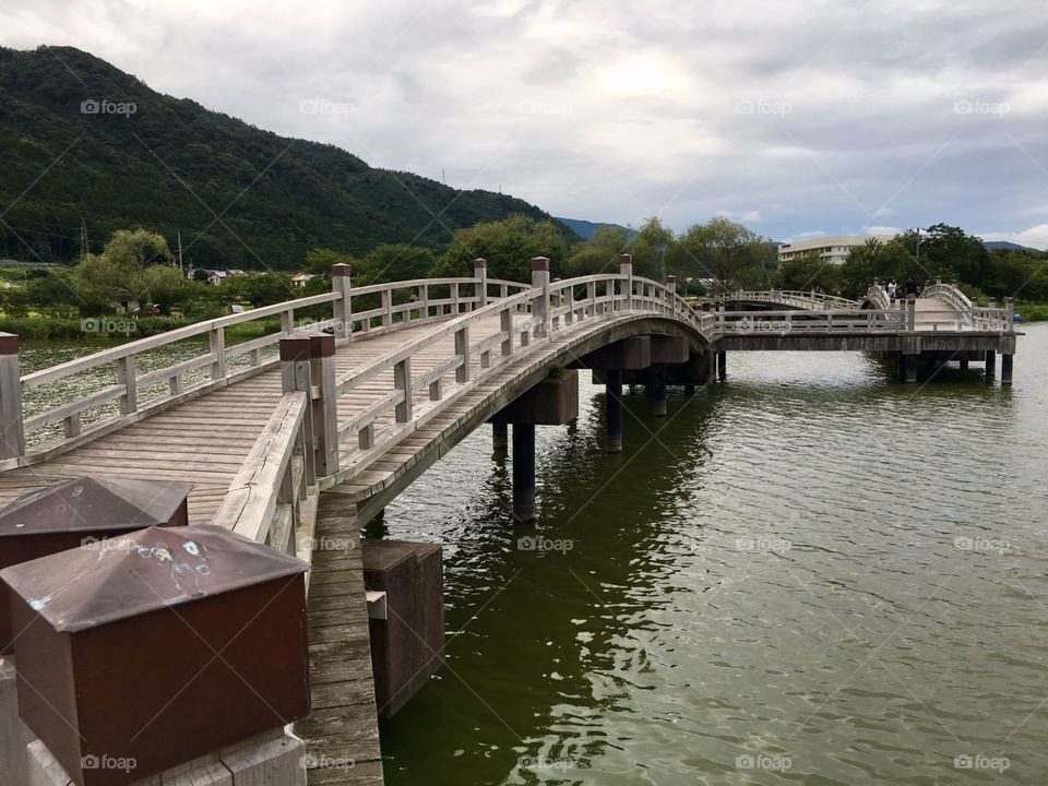 Ponte de madeira estilo oriental em um lago no Japão