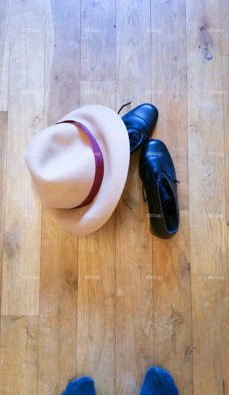 A hat and black shoes