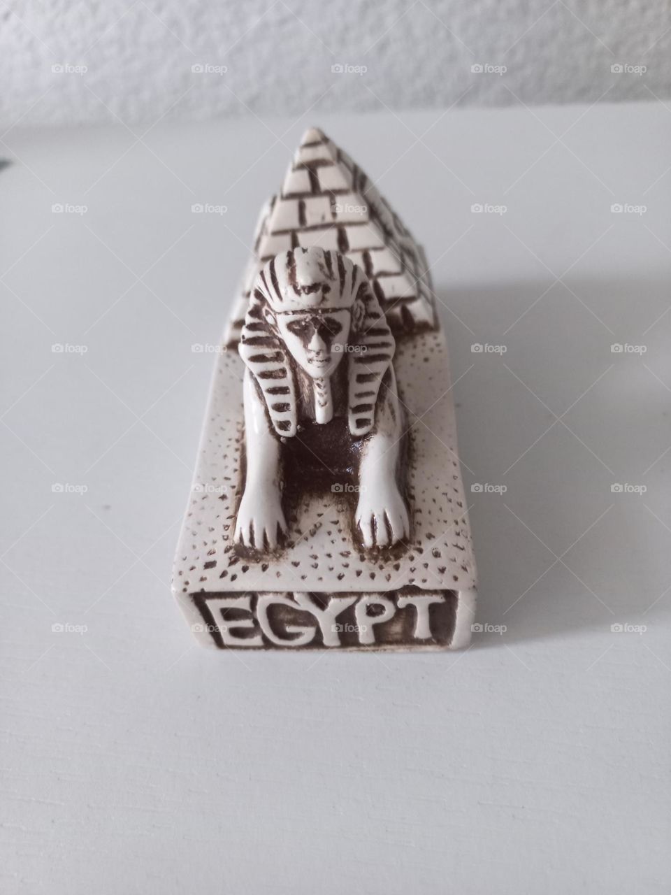 Pirâmide. A pirâmide é o sólido que tem uma única base, formada de um polígono e faces laterais na forma de triângulos  com uma vértice em comum.  Uma pirâmide triangular é uma figura tridimensional, em que todas as suas faces são  triângulos.