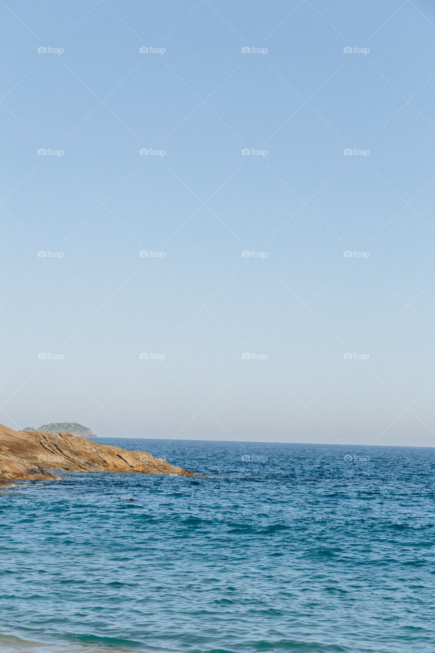 Praia com paisagem linda e fantástica no Brasil, na região do Lagos no Rio de Janeiro, em Búzios. Uma ilha incrível de conhecer!