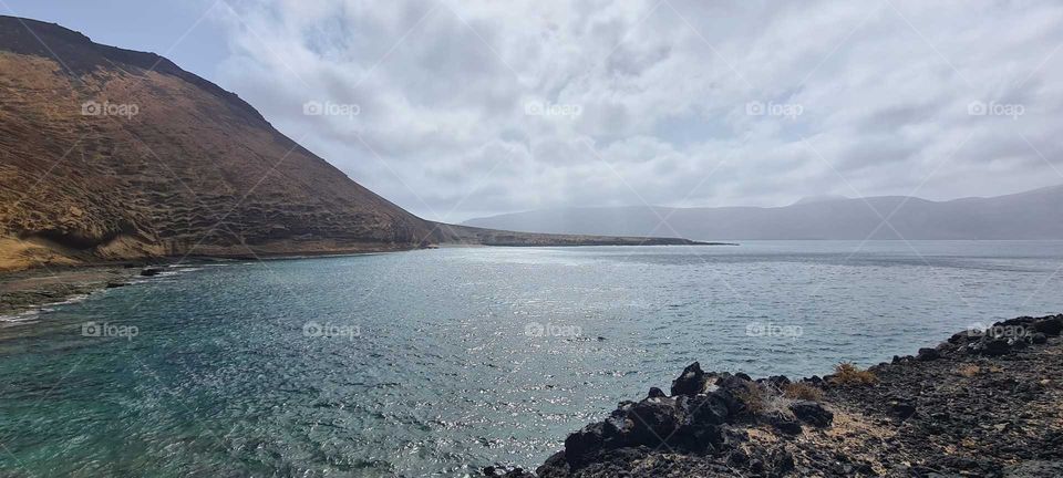 paisaje rocoso con mar de fondo y día nublado