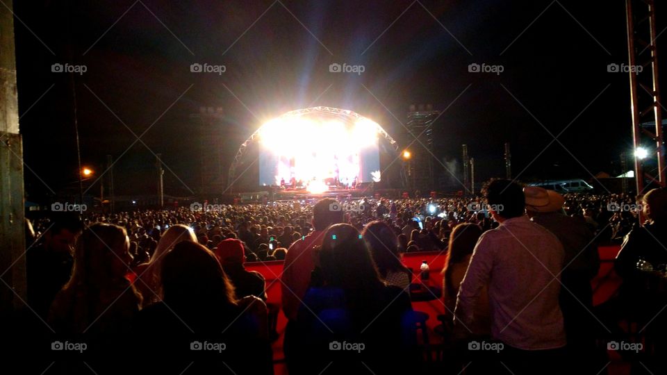 Muita gente em show sertanejo.