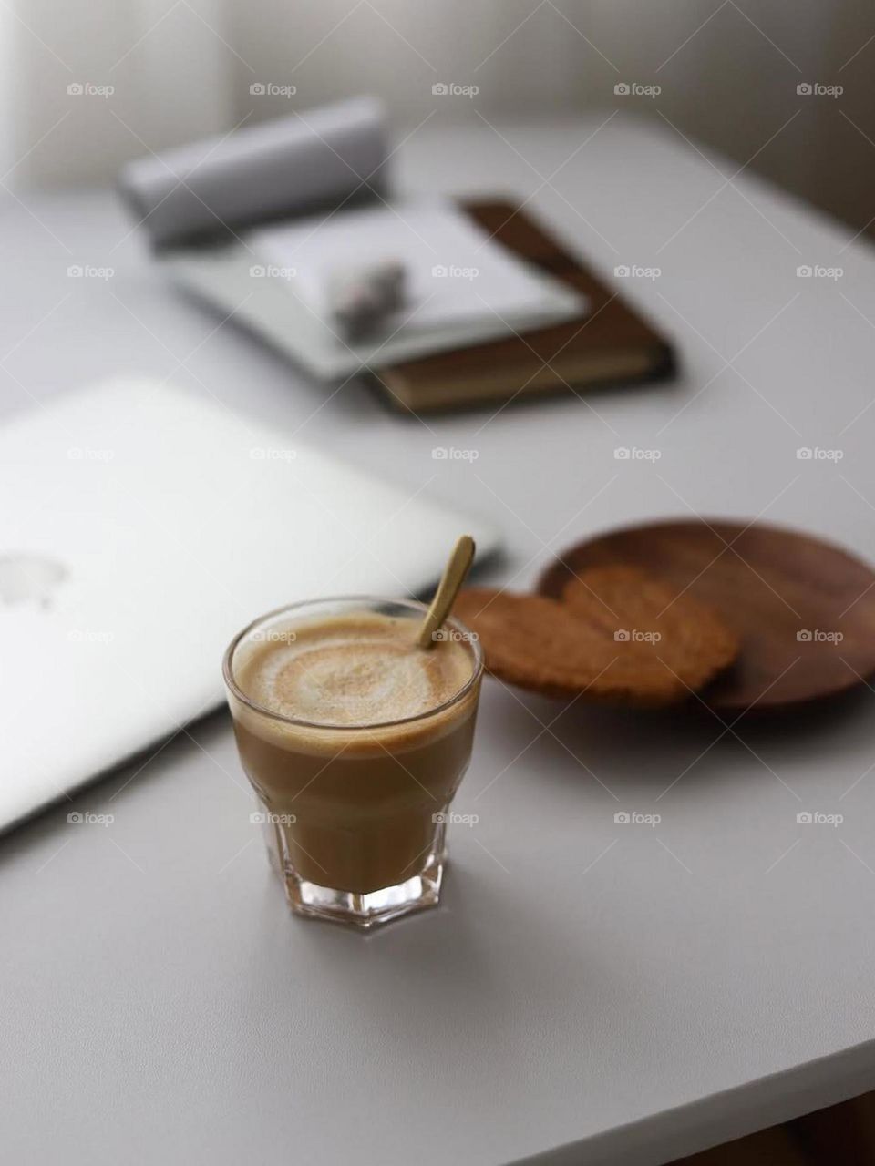 Here I prepare my students' pamphlets, edit photos and hold my online classes. The light shines through the window in front of me and I only need these few things on my desk. Of course, this is my quiet side...