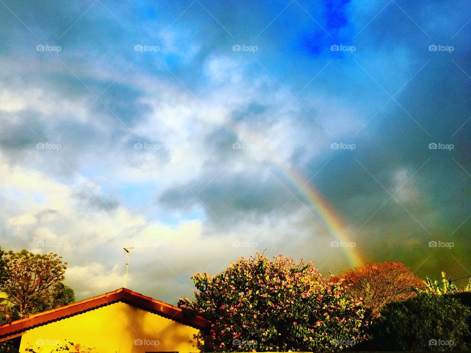 Quem levantou cedo viu o #arcoíris para o lado de #Itupeva! 
🌈 
#natureza
#paisagem
#fotografia 
#arcobaleno