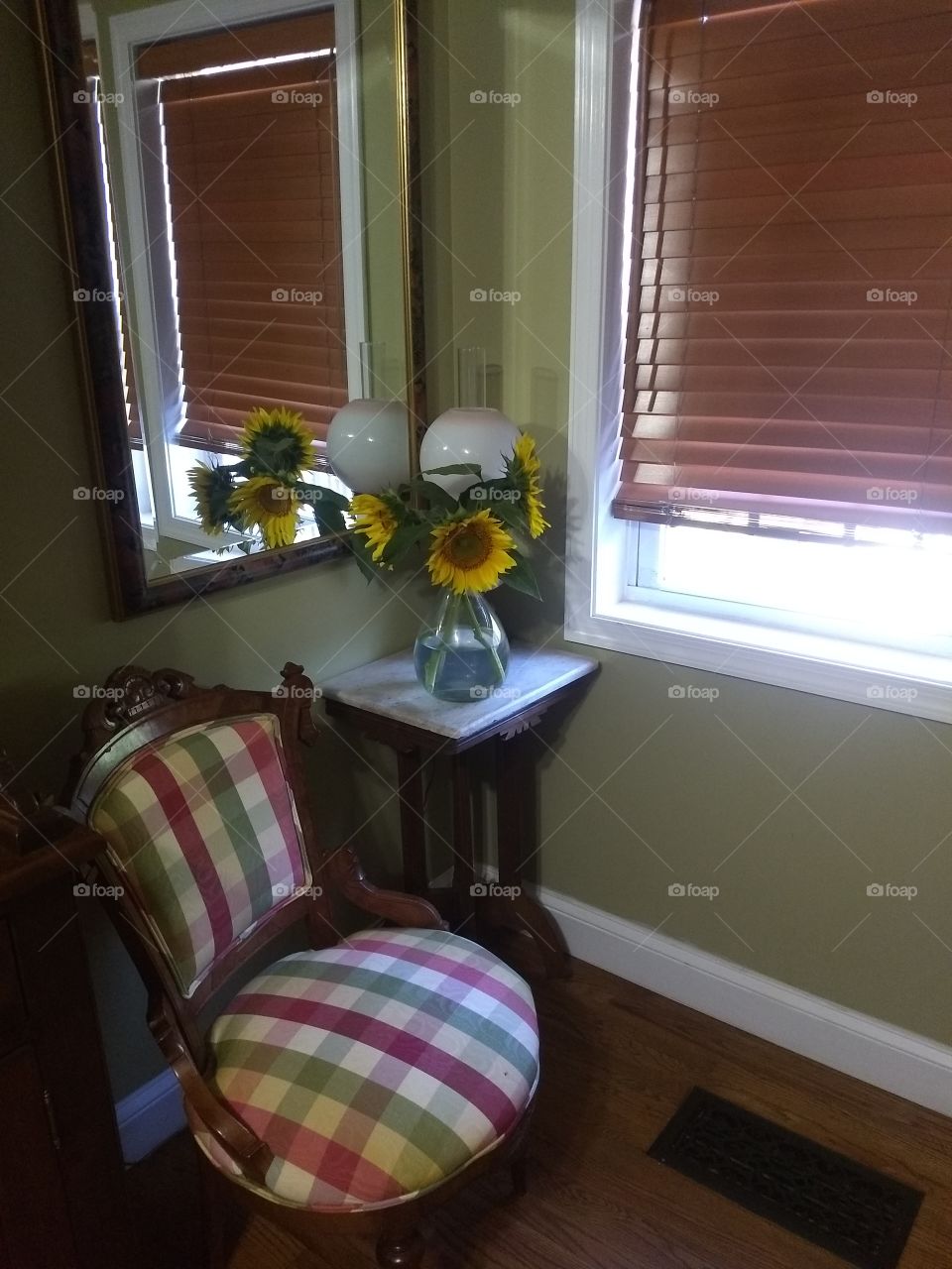 my summer garden window seat with antiques and a pop of color