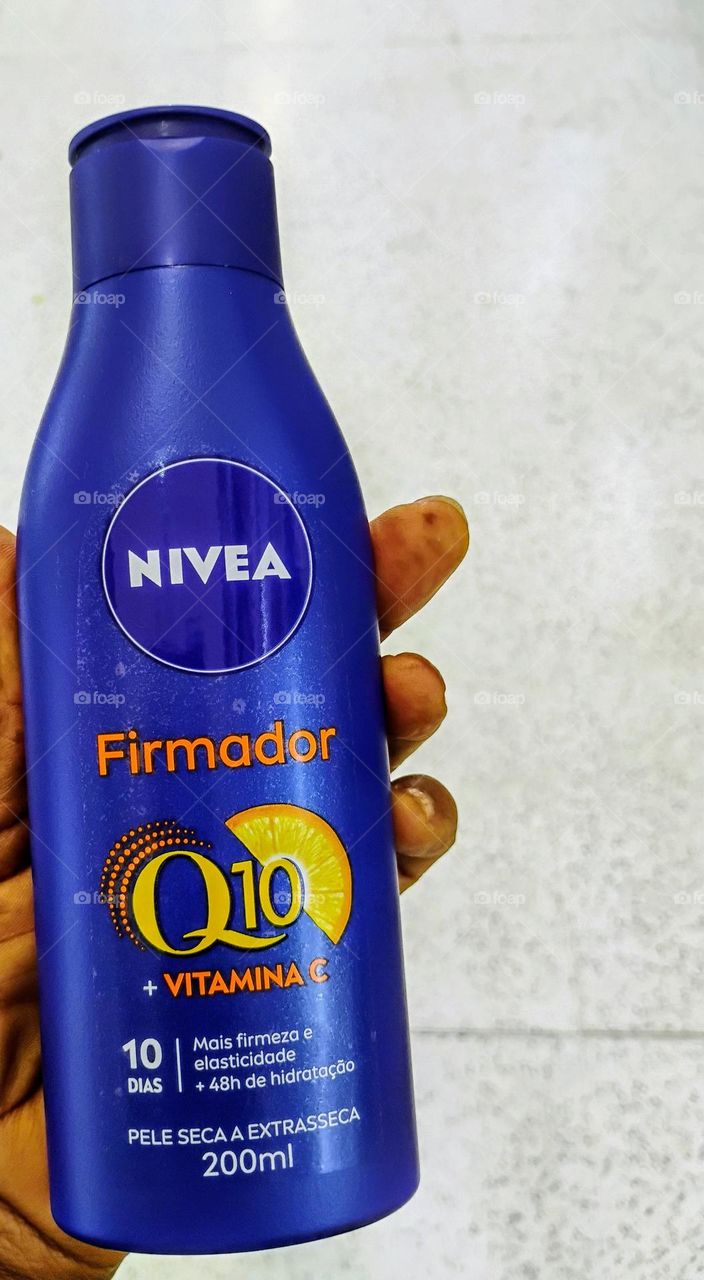 Pele seca a extrasseca ? NIVEA  Firmador Locão  hidratante Q10 + Vitamina C. Hidrata a pele profundamente por 48 h, mais firmeza, aumenta a luminosidade e elasticidade da pele. NIVEA, trata sua pele com carinho!