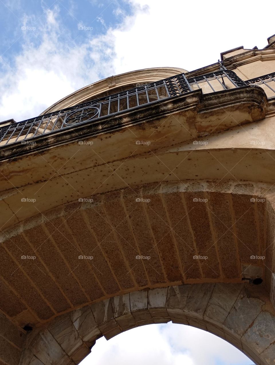 Este majestuoso monumento con un arco es un símbolo de grandeza y trascendencia, donde la arquitectura se encuentra con la historia. Cada piedra del arco ha sido testigo de momentos significativos que han marcado el paso del tiempo. Con su estructura