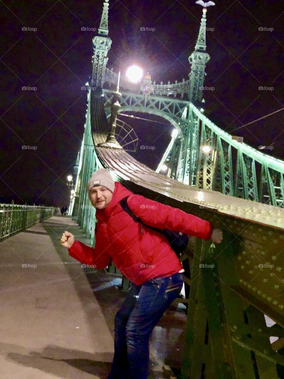 Танцы около моста в Будапеште dancing near the Budapest’s bridge