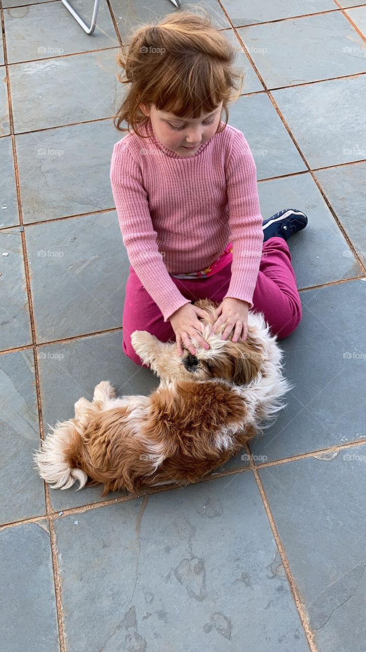 Cuidar dos animaizinhos é sempre importante. E com esse carinho da Estela… kk nossa cachorrinha está gostando mesmo assim, atrapalhada. 