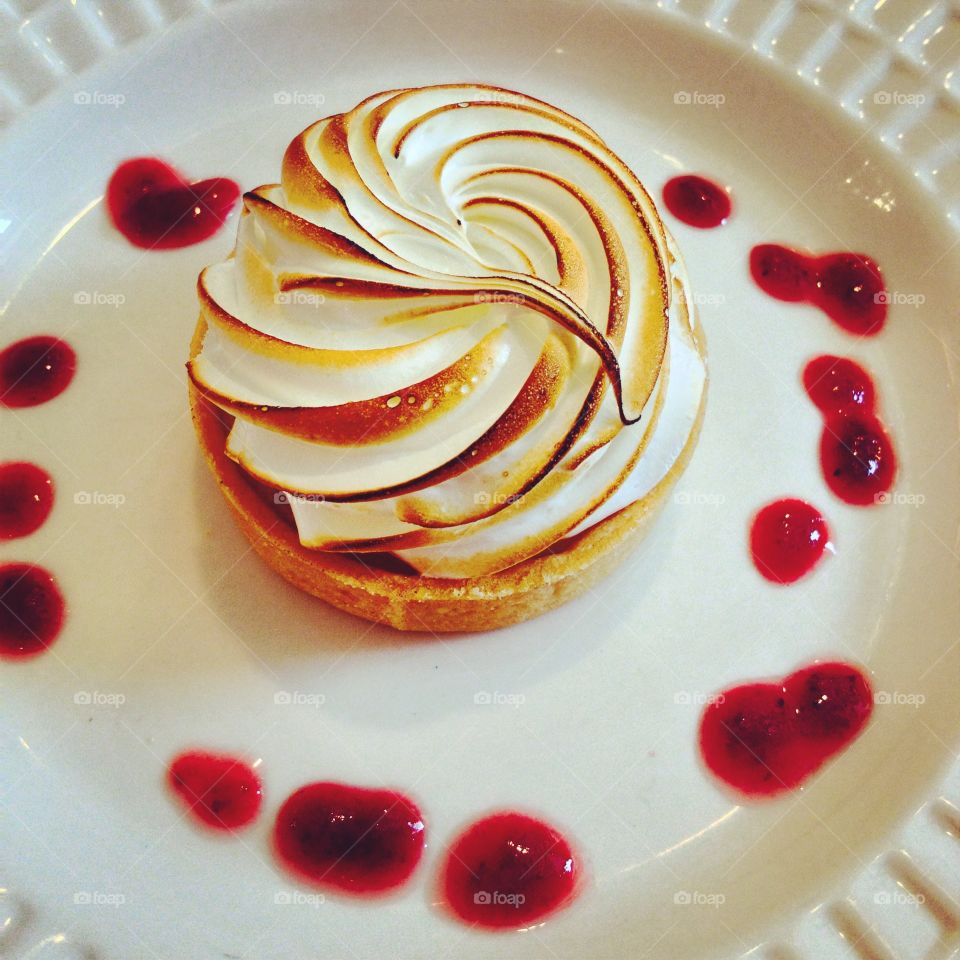 Lemon meringue with raspberry 