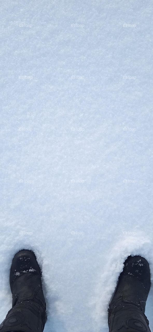 сапогами на снегу