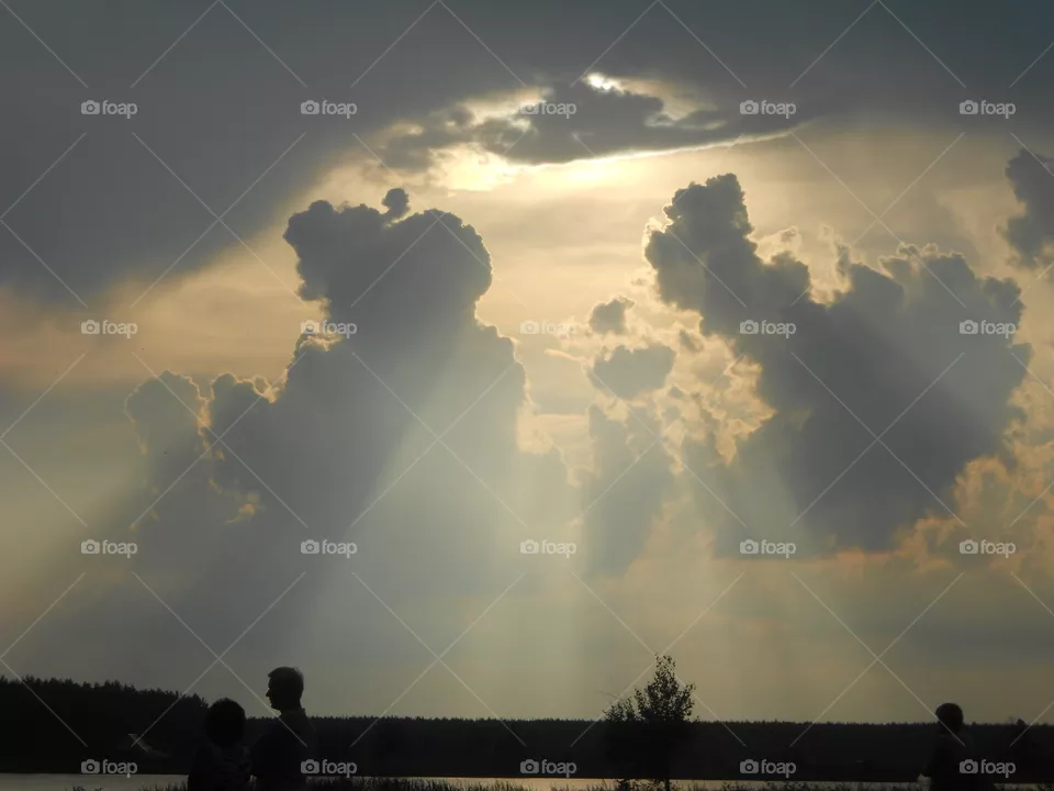 Закат. Солнце пробивается через тучи