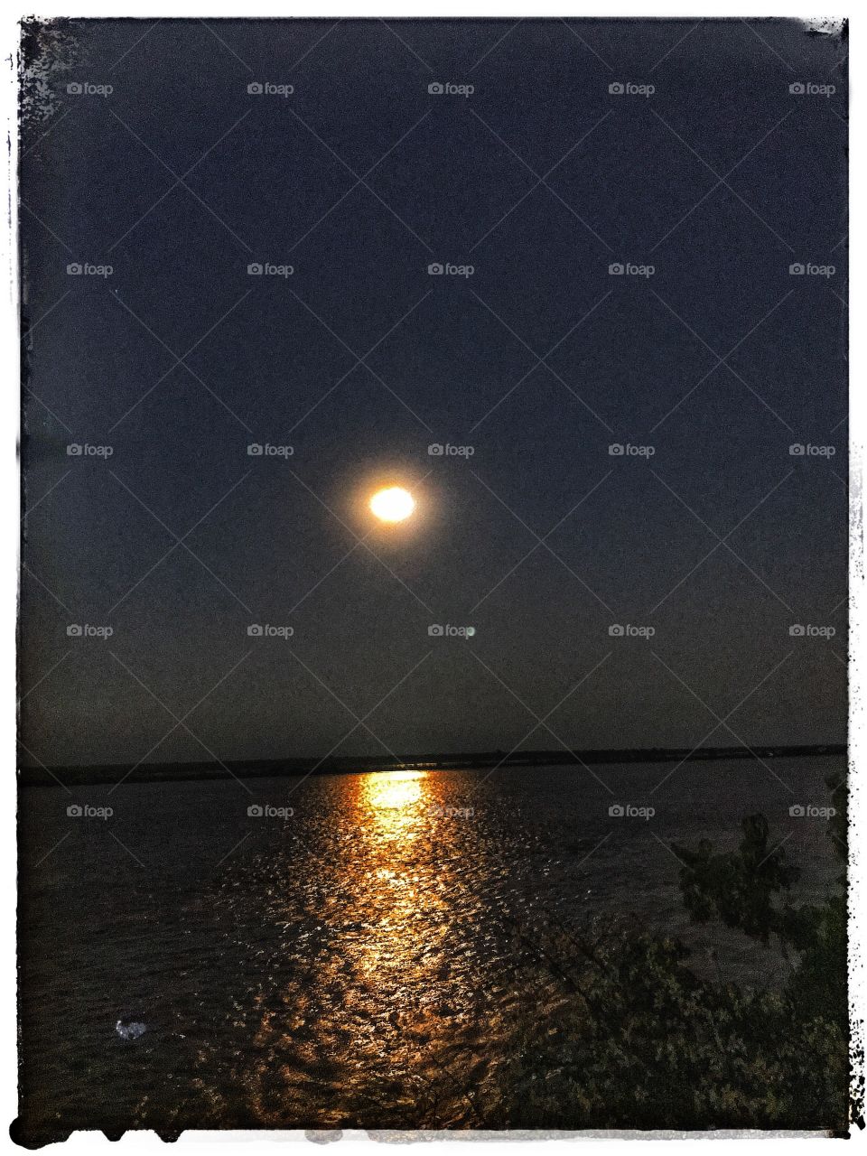 Casi luna llena e iluminando una buena parte del Río Paraná y muchos destellos que hacen mágica la noche
