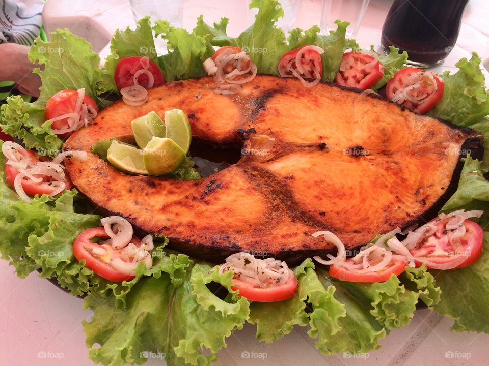Posta de peixe grelhado com salada