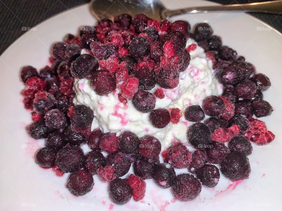 FROZEN BERRIES OVER FAT FREE COTTAGE CHEESE (1/2 cup each=80 calories)