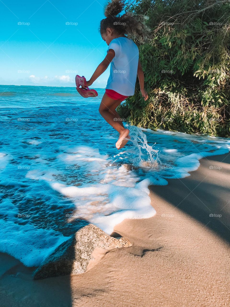 Sobrinha se divertindo com as ondas do mar !