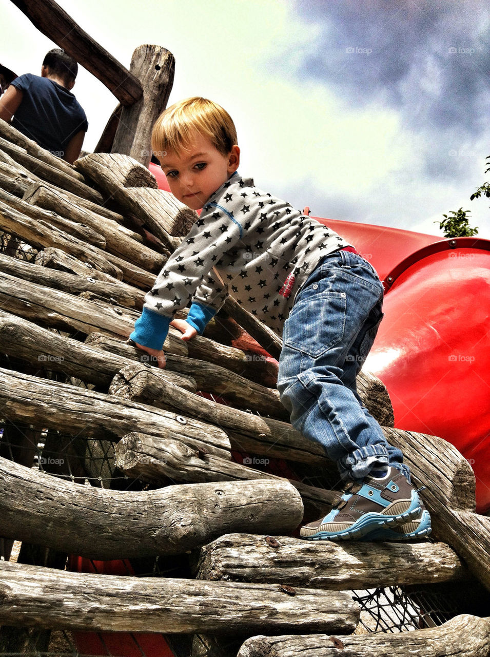 red jeans play sun by nivoa