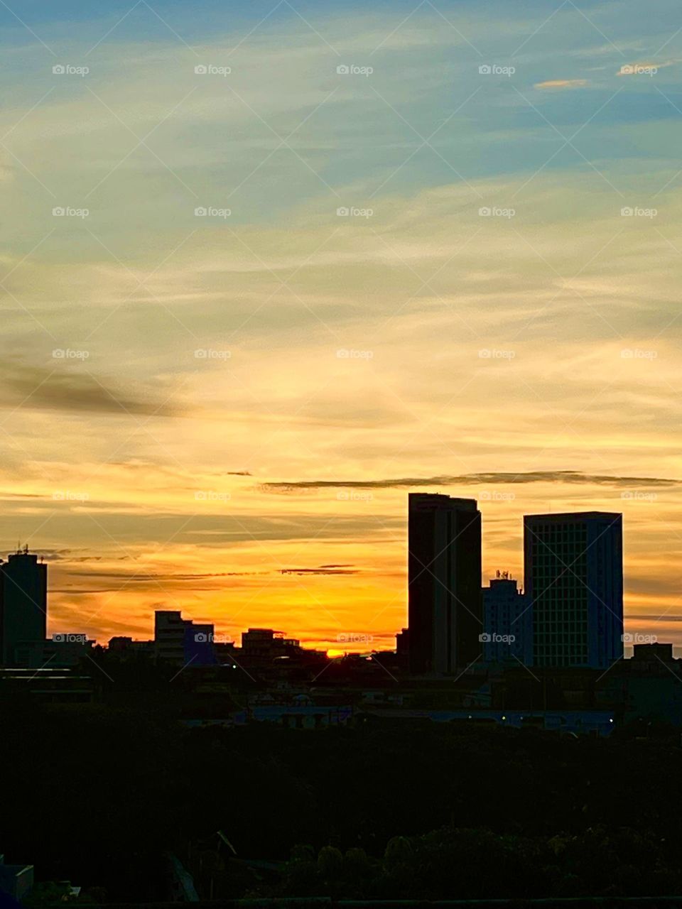 Enjoy the sunset on vacation in the city 