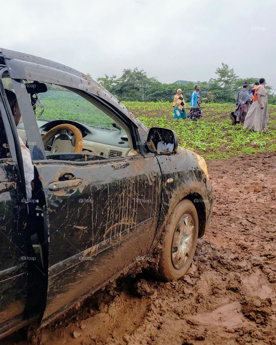 Muddy road, dirty car, no move just slippering.

Photographed•April 22, 023|05:31pm