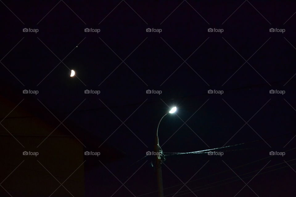 месяц и фонарь