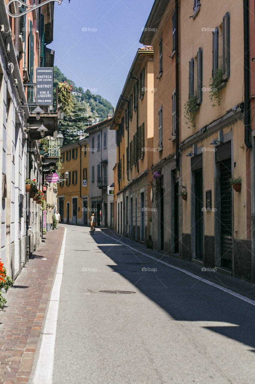 Lago Como no norte da Itália é um lugar lindo para se conhecer na Europa, com paisagens incríveis!