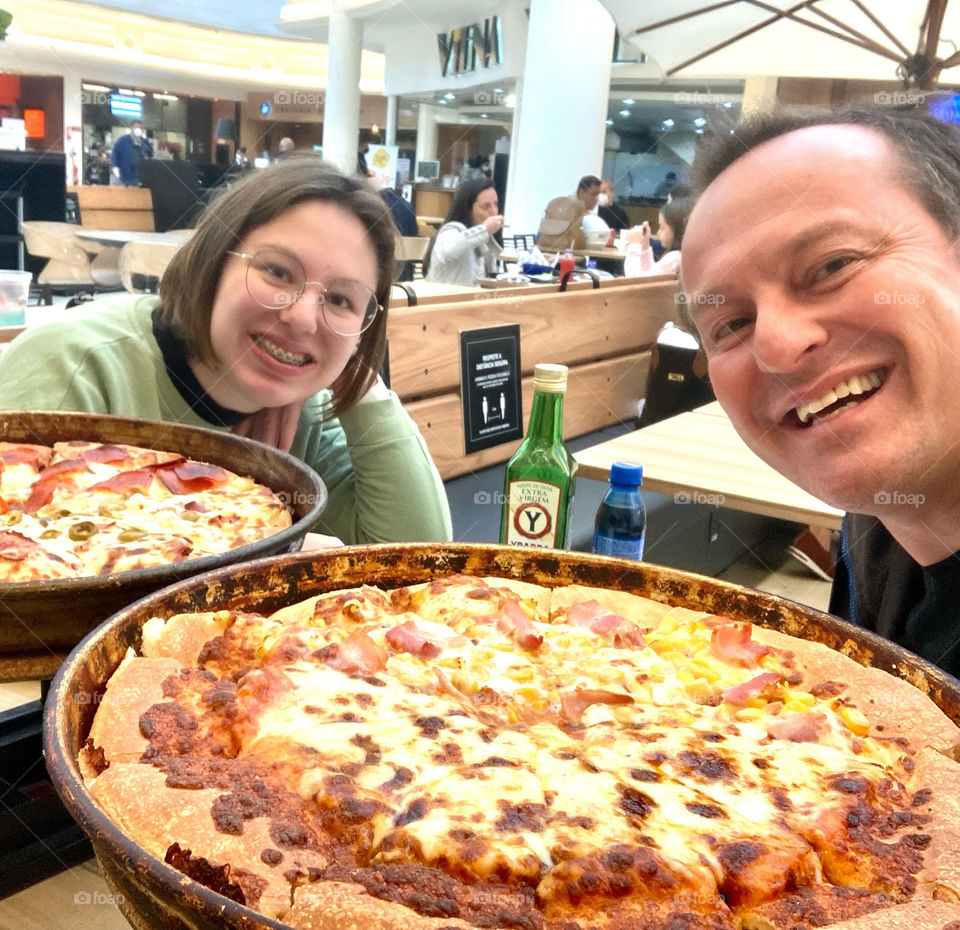 Eating pizza with the most beautiful daughter in the world: my Marina!  What a great day… / Comendo pizza com a filha mais linda do mundo: minha Marina! Que dia muito bom…