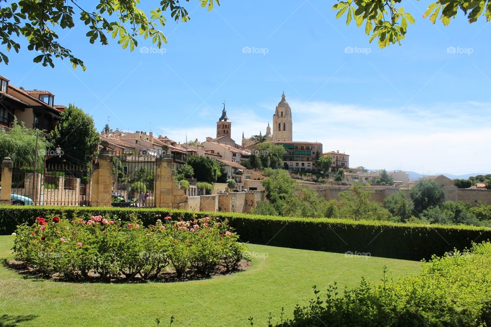Famous for its Roman aqueduct, Segovia has much more to offer. Here is a view from the rose garden right outside of the Alcazar de Segovia overlooking the city's main cathedral and the Jewish quarter. #Segovia