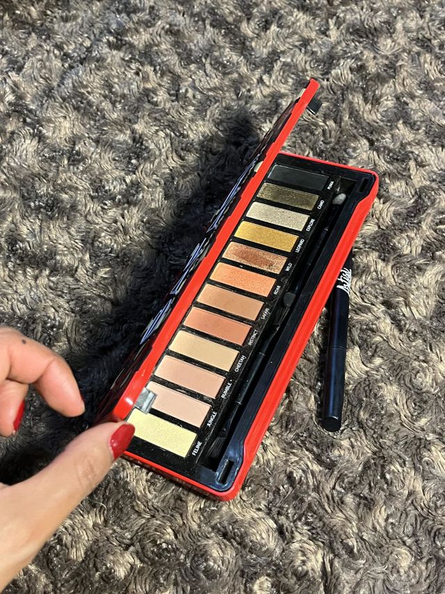 Rectangles and colors in the makeup 