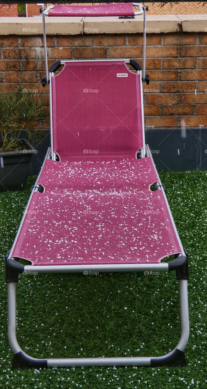Sun lounger with hale stones