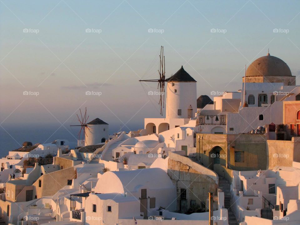 Oia, Grecia. Beautiful sunset in a natural postcard.