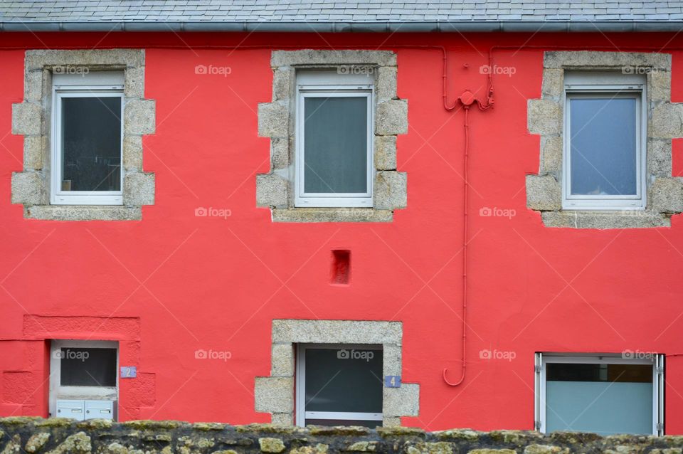 An old house of orange color that brings cheerfulness and dynamism