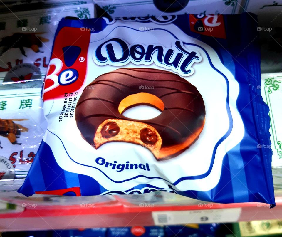 A delicious donut adorned with soft sugar and a sprinkle of dark chocolate, with a hint of vanilla. It stands out with its soft, tender interior. Carefully prepared at a local café in Casablanca, where traditional flavor meets modern