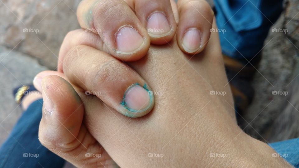 Mãos entrelaçadas. Tinta...