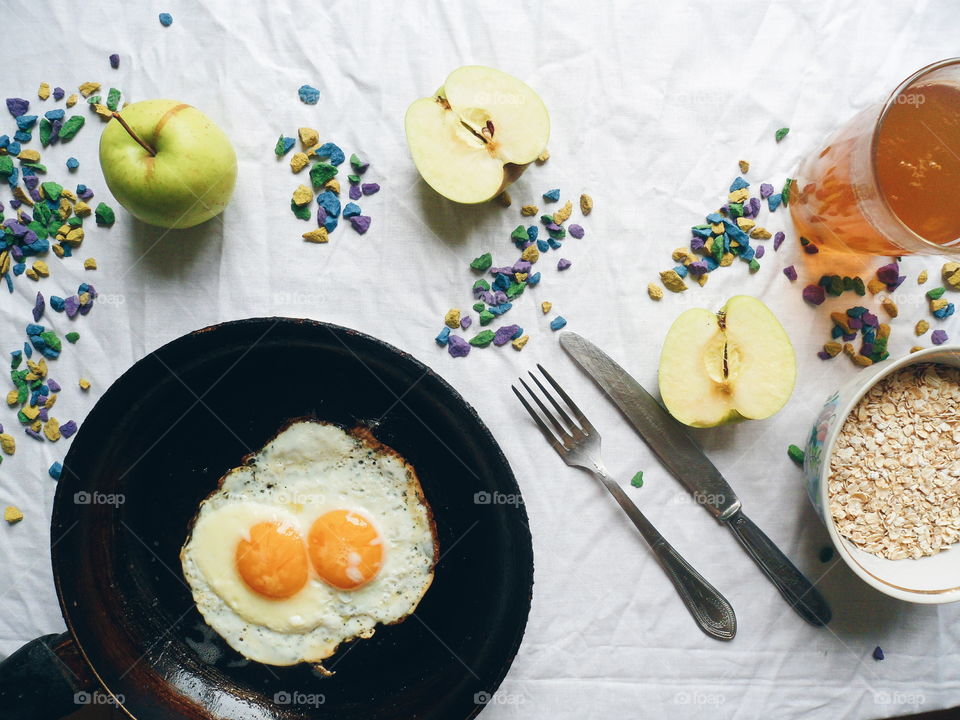 sunny side up eggs, apples, a cup of green tea