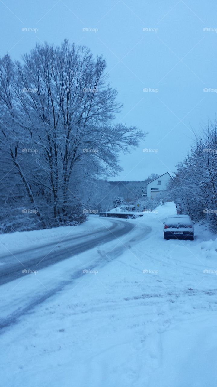 eingeschneite Landstraße