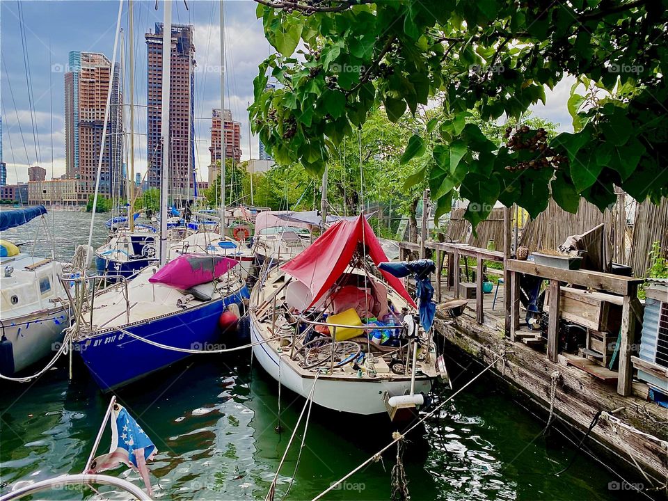 These boats are tied to the shore at „Newtown Creek“ by the „Pulaski Bridge“ in LIC, Queens. Any kind of boat can be found here and on the shore there is a little veranda terrace for barbecues, get togethers and parties. 2023. Hypnotic Productions