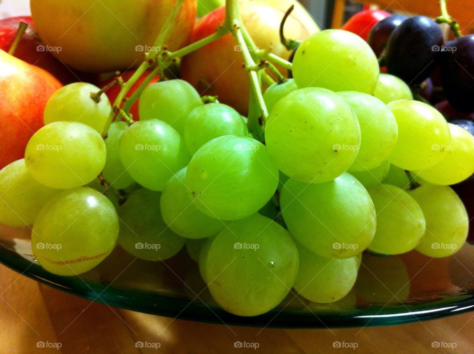 Bunch of green grapes on plate.