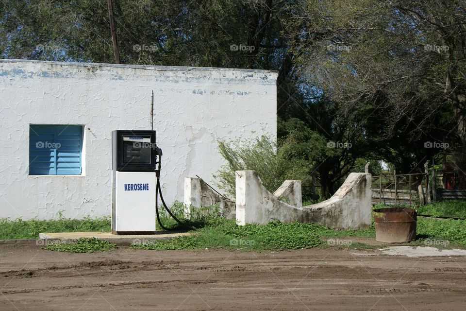 ruta surtidor abandonado en algún pueblo