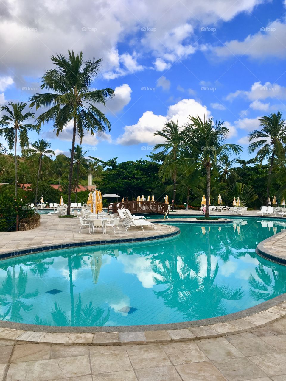 A Piscina do Salinas Maragogi Resort (uma delas). É uma delicia nadar sob esse céu tão azul!