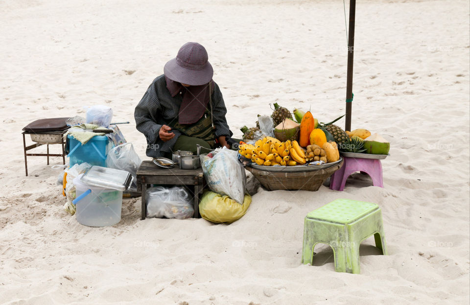 MAKING FOOD ON THE BEACH