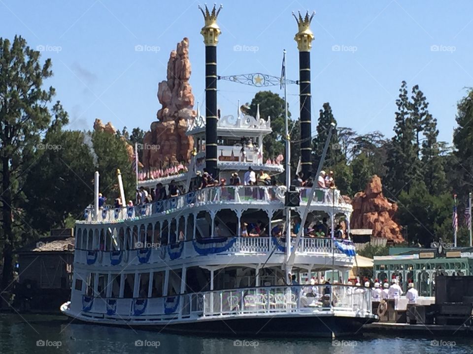 Mark Twain Riverboat. Mark Twain Riverboat - Frontierland, Disneyland