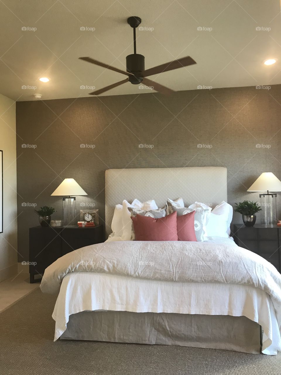Bedroom - white comforter and pink pillows 